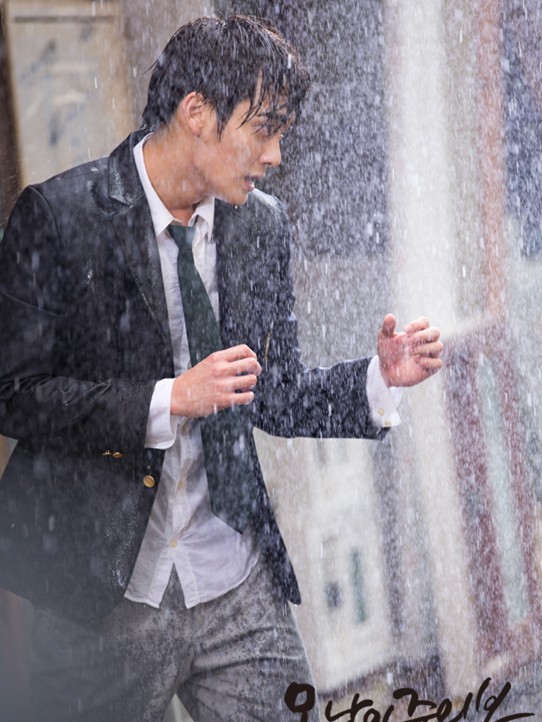  p>《丑八怪警报》是韩国sbs电视台于2013年5月20日起播出的日日