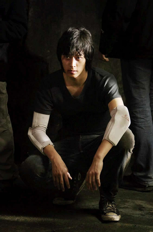  p>姜栋元(kang dong won),1981年1月18日出生于韩国釜山市,韩国男