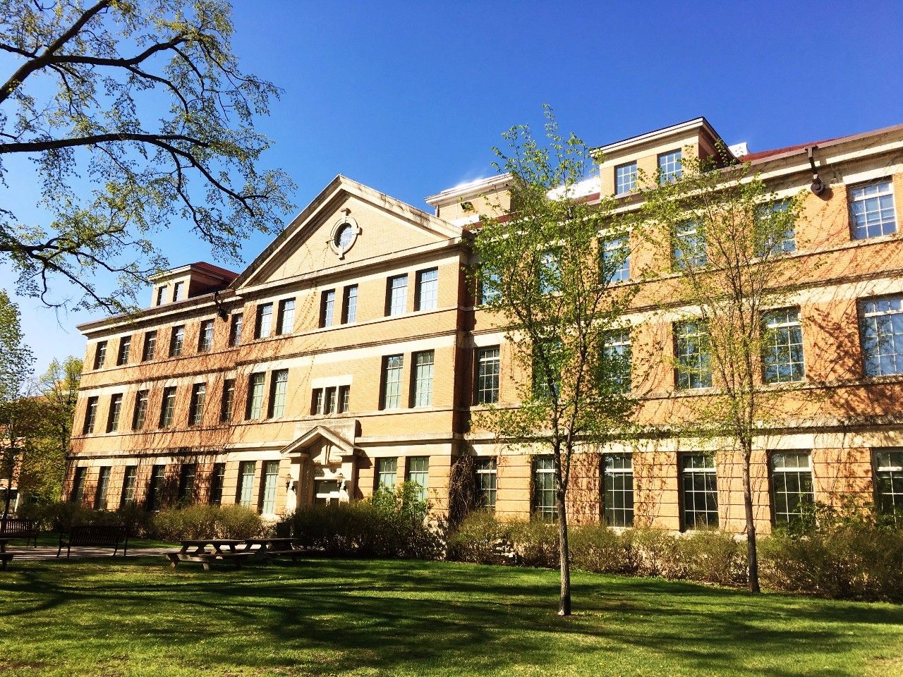  p> b>曼尼托巴大学(university of manitoba) /b>,简称曼大,坐落于 a