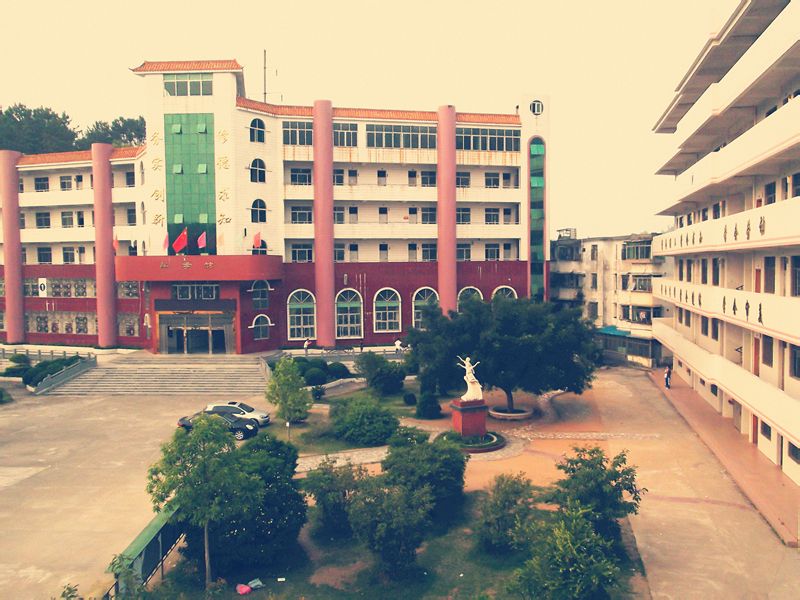 龙川县老隆中学