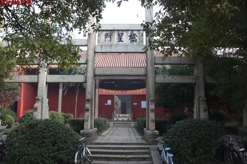  p>湖南省湘乡市第一中学,简称湘乡一中,为一所全日制普通高级中学