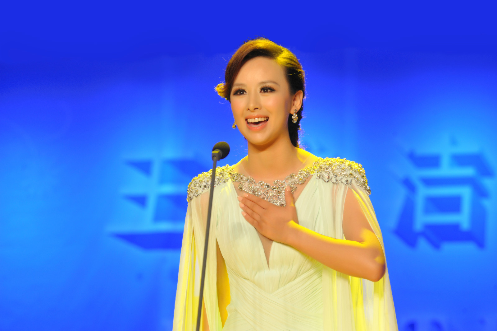  p data-id="gnwxjy7fnt">王雅洁,女,空政文工团优秀青年歌手,出生于