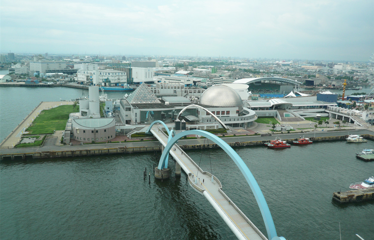  p>名古屋港水族馆外观新颖,拥有一个金属球体建筑的名古屋港水族馆