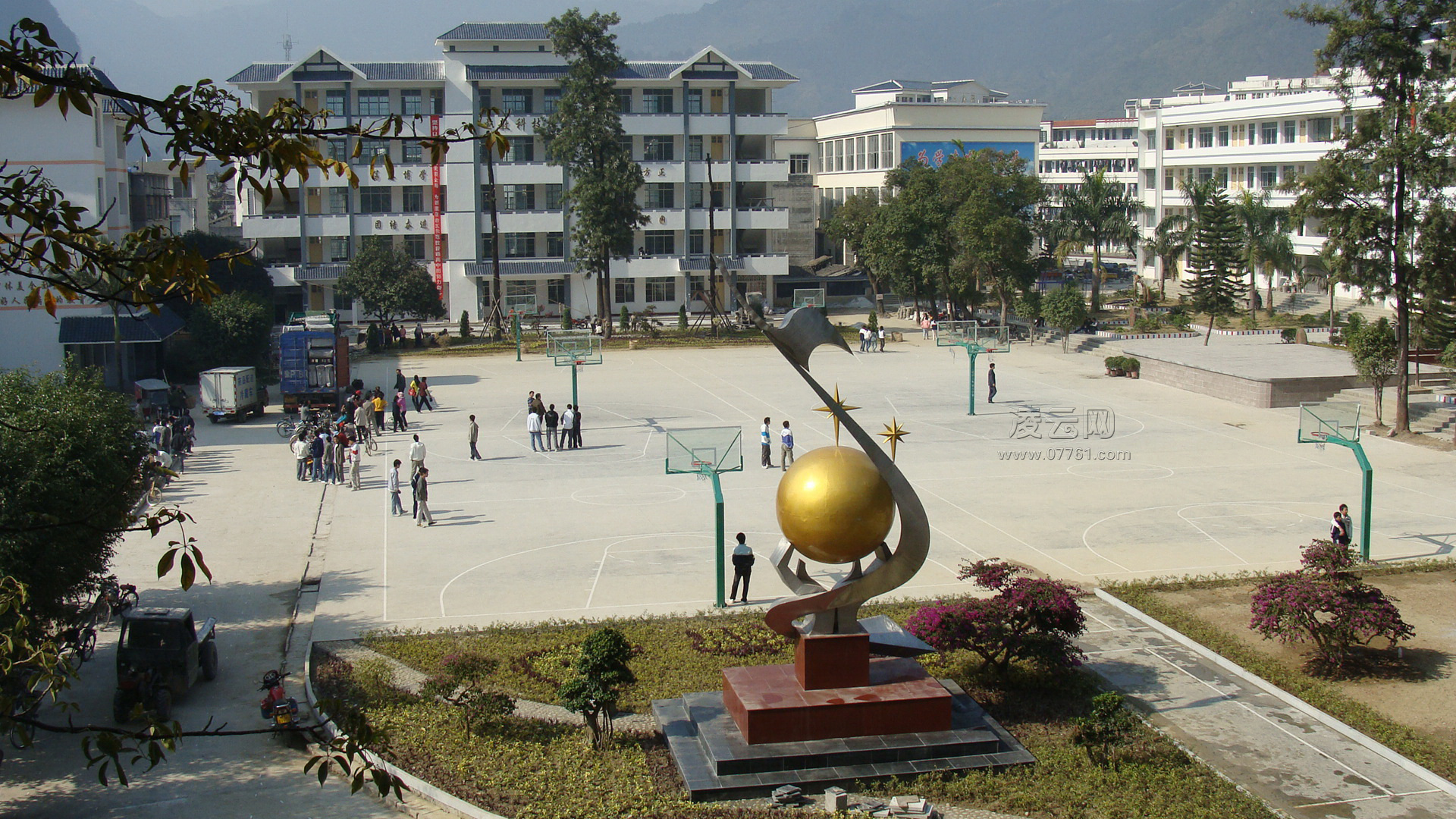  p>凌云中学创办于1941年,位于广西百色市凌云县县城茶乡大道167号