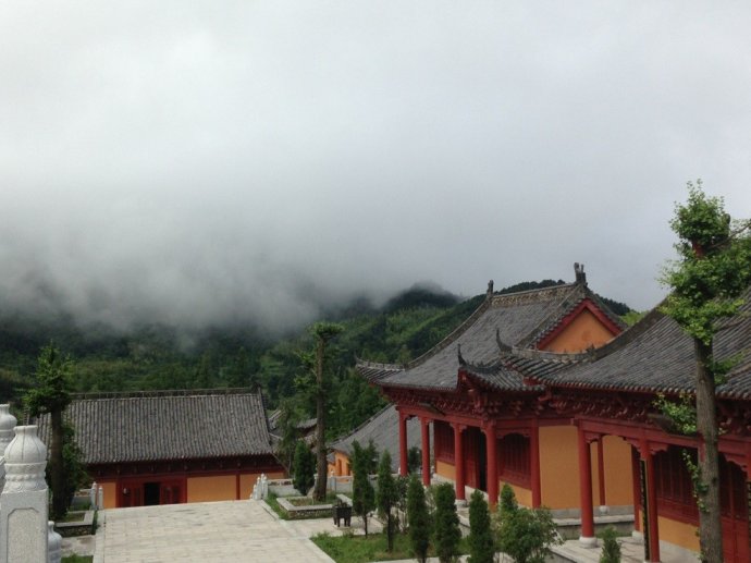  p>法眼寺就坐落在 a target="_blank" href="/item/河南/132980"