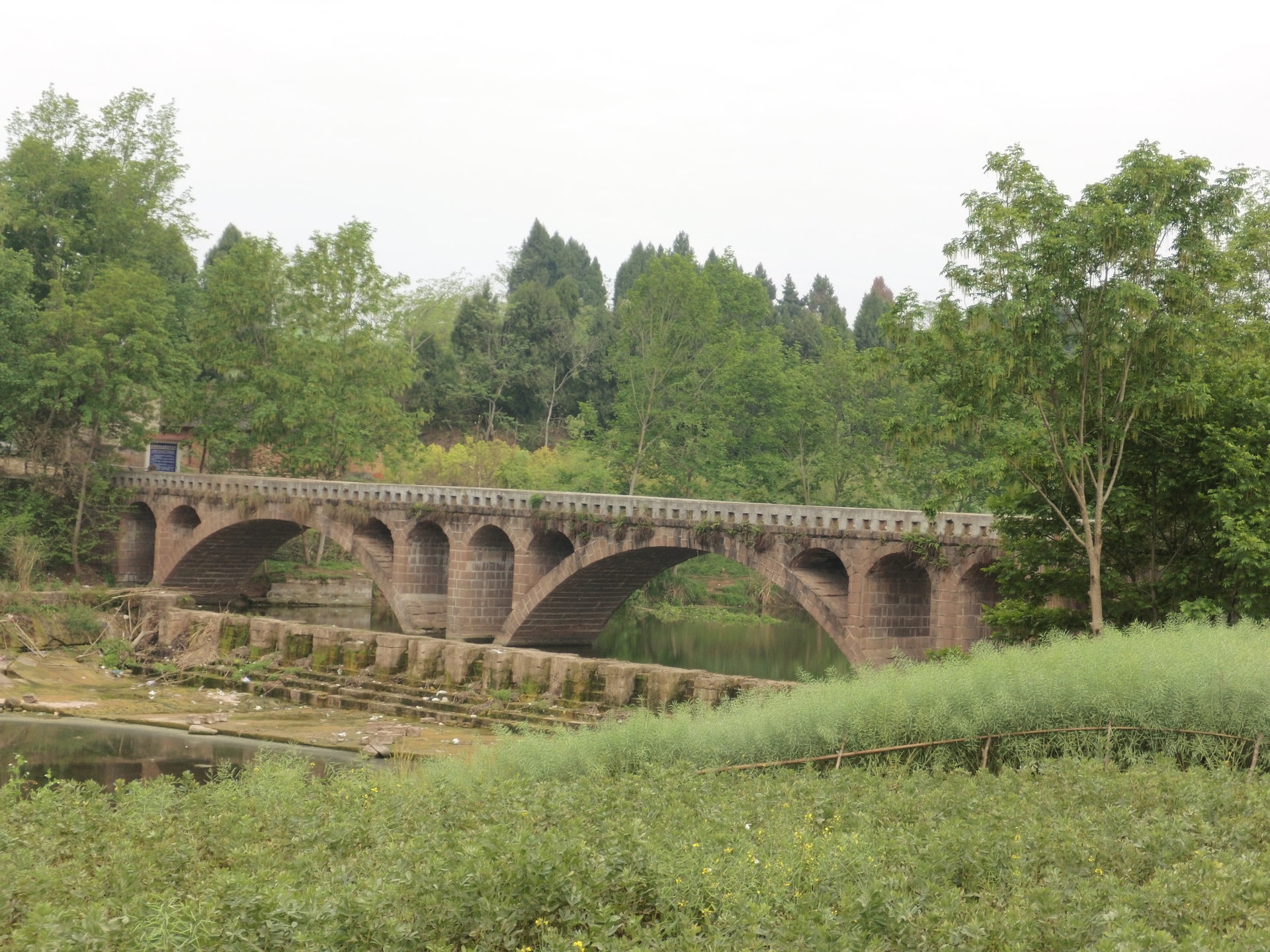  p>简阳红白塔位于金马镇红坝村东,距简阳市城区38公里.始建于明代.