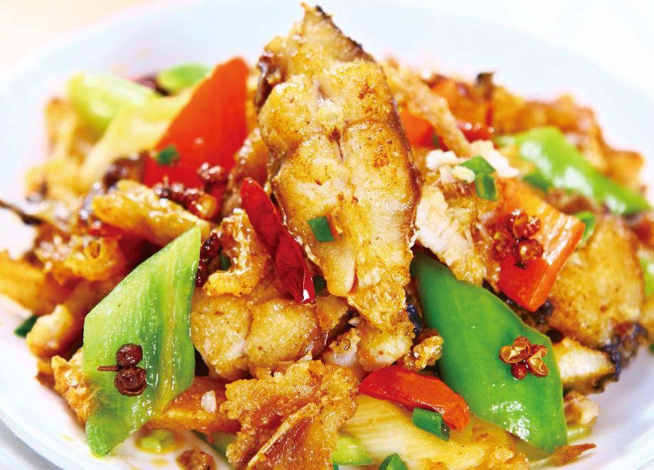 鲫色香酥,口味麻辣.鲫鱼不要去鳞,它有