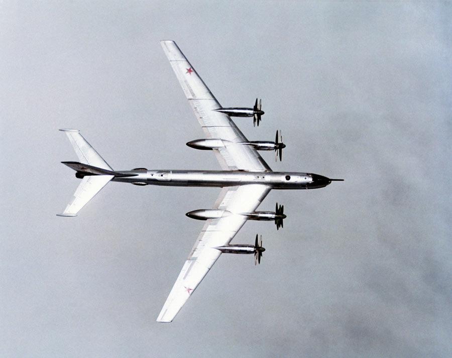  p>图-95轰炸机(俄文:ТУ-95,英文:tu-95,北约代号:bear,译文:熊,通
