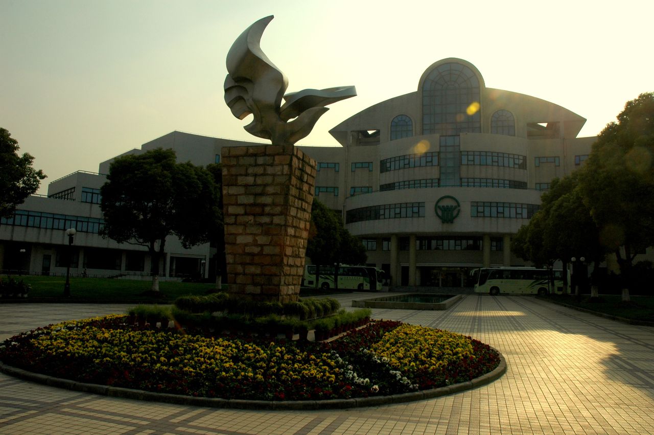  p>上海市育才中学为静安区的一所实验性示范性高中,建校于1901年.