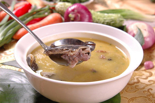  p>土茯苓煲甲鱼是一道补汤,主料是甲鱼500g,猪展( a href="#" data