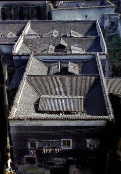 住房建筑形式之一.建造一颗印,为中国民间的一种建筑风俗.
