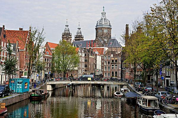 > i>amsterdam /i> /b>),荷兰首都及最大城市,位于荷兰西部的北荷兰省