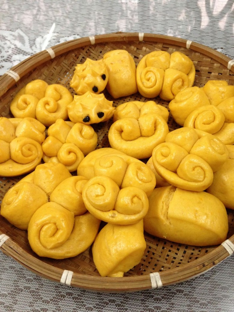 两个如意卷,组成一个四喜馒头,金黄的色泽,喧软的口感,独特的造型