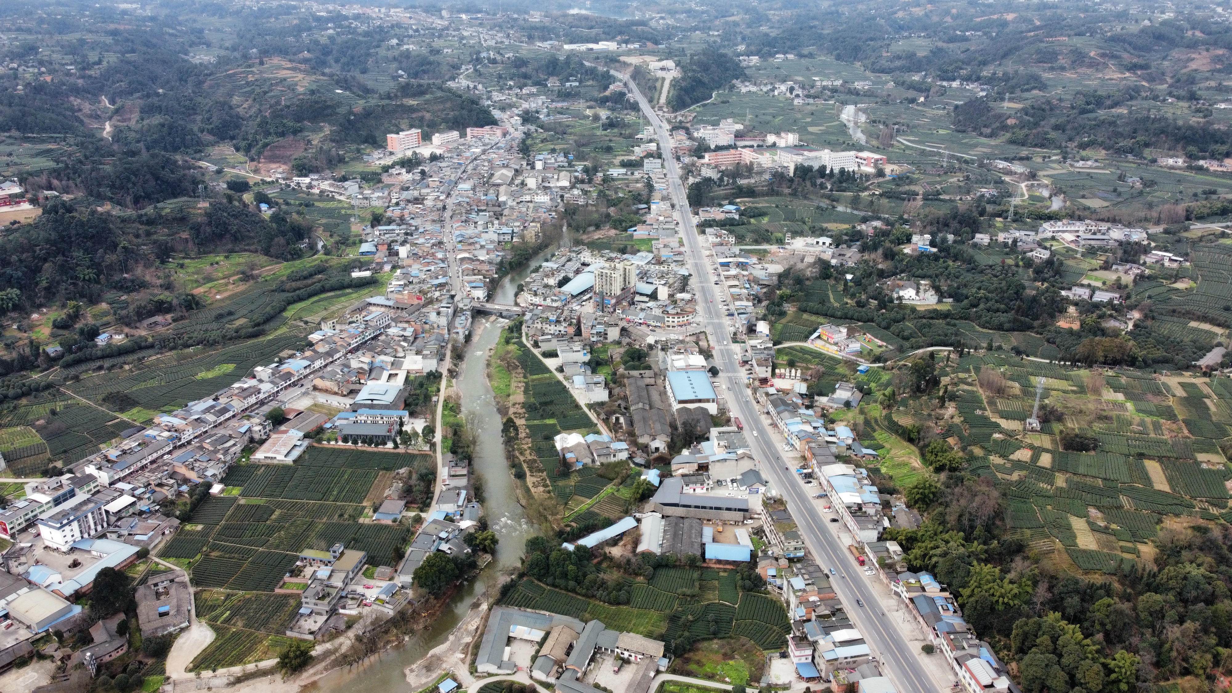 百丈镇隶属于四川省雅安市名山区,位于四川