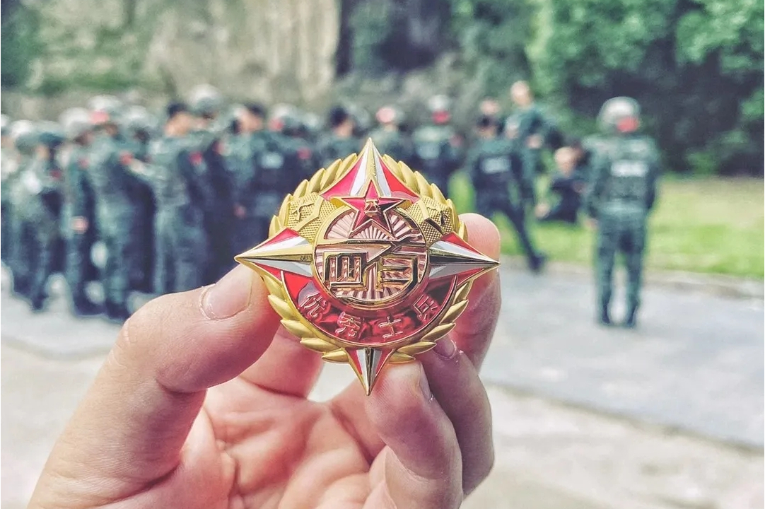  p>"四有"优秀士兵奖章,为中国人民解放军所颁发的奖章,奖章内涵为