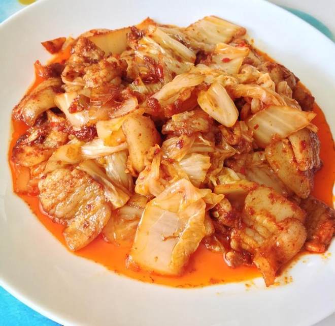  p>辣白菜炒五花肉土豆片是以辣白菜,五花肉,土豆片,韩国辣酱为主材的