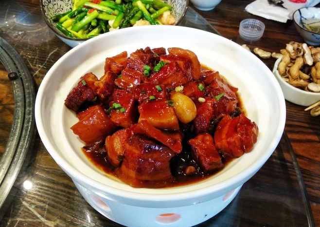  p>毛氏红烧肉又名毛家红烧肉,是一道 a target="_blank" href="/item