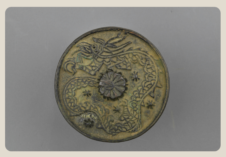  p>明龙纹铜罗盘是明朝的文物,现收藏于平凉市博物馆. /p>