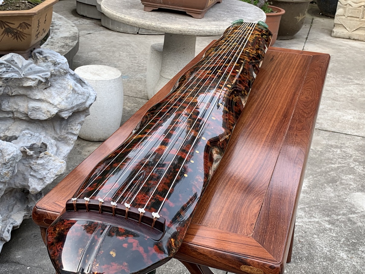 强龙安,男,斫琴师,扬州市邗江公道龙琴坊