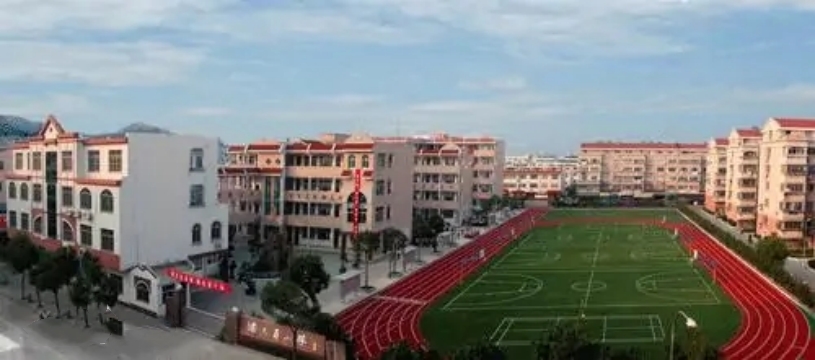 虽然年轻,但充满朝气,学校位于宁海县跃龙街道,与潘天寿广场和县