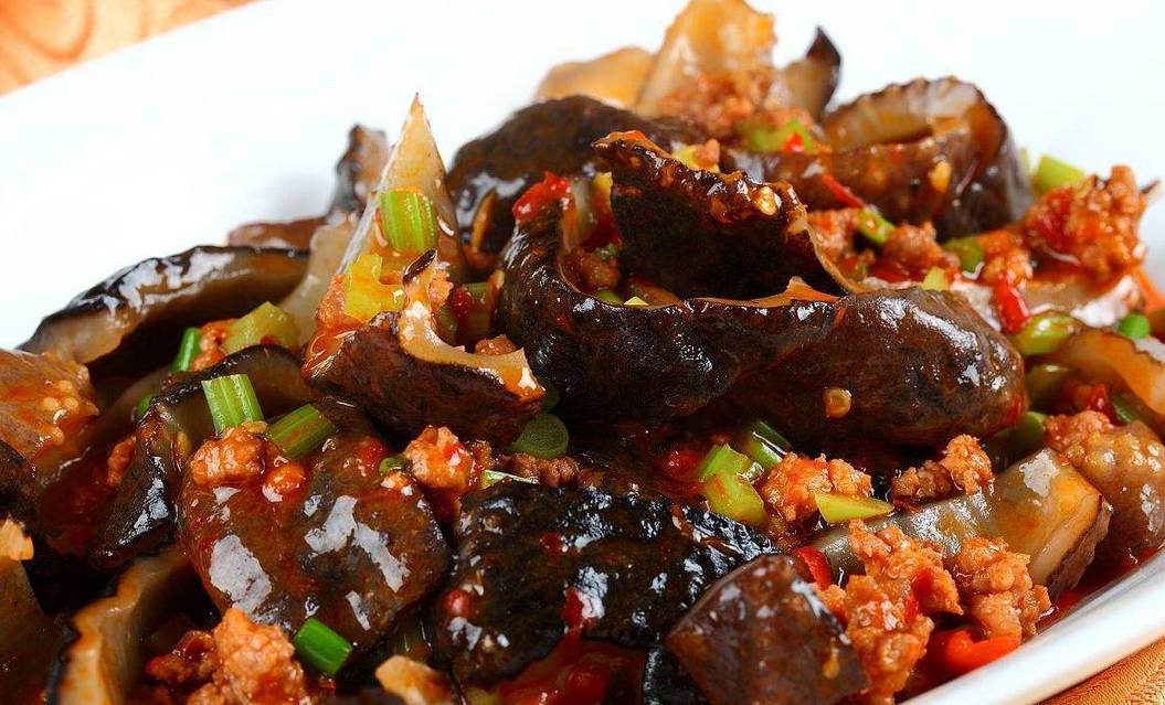  p>鸳鸯海参是一道咸鲜味的菜品,主料是藕粉,配料是油菜心等,调料为白