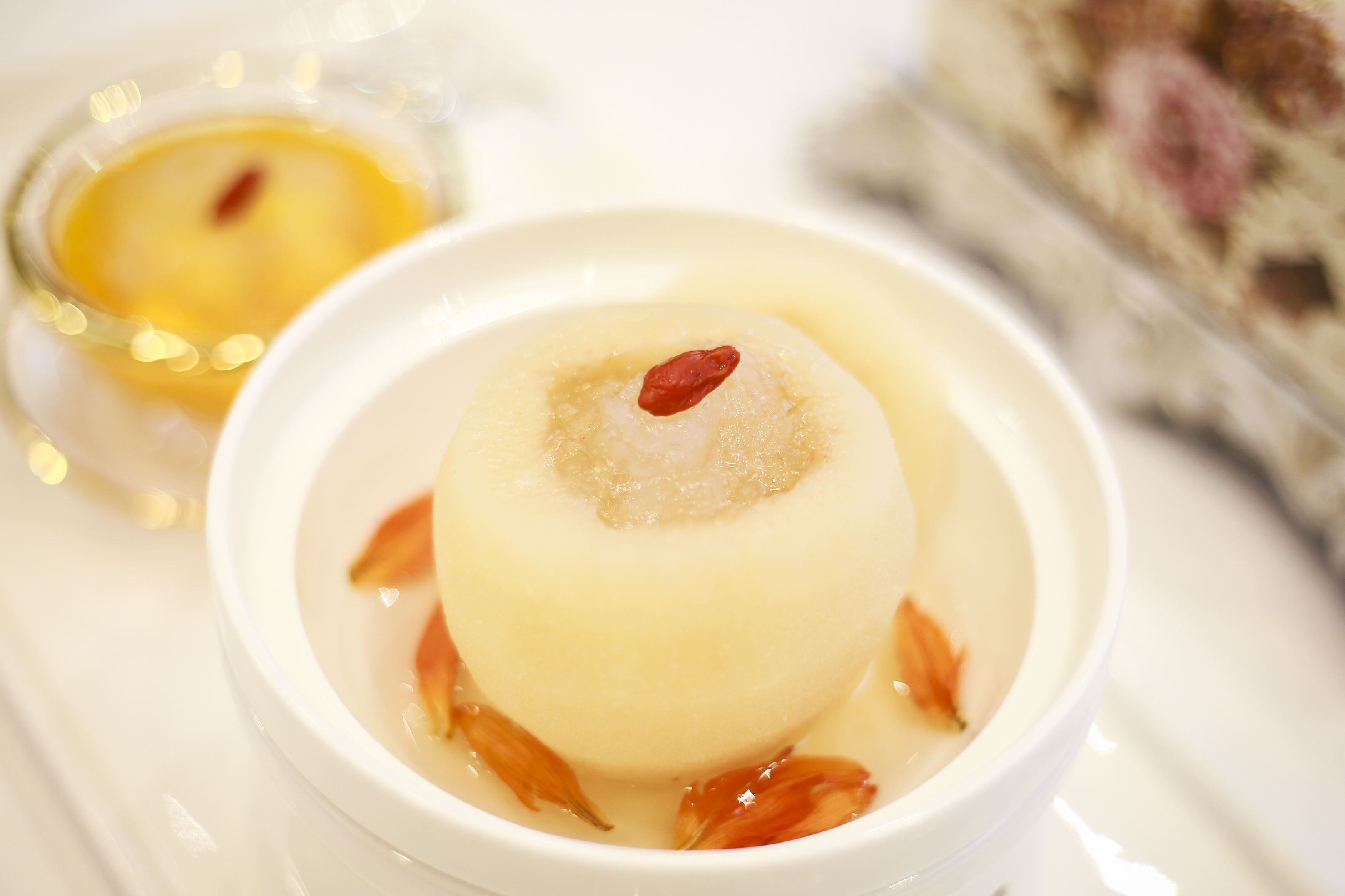  p>雪梨川贝炖燕窝是一道以川贝,冰糖,梨等为原料精心炖制而成的汤点