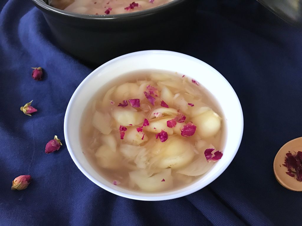  p>玫瑰百合是一道甜品,主要食材是兰州鲜百合,去芯干莲子,枸杞子等