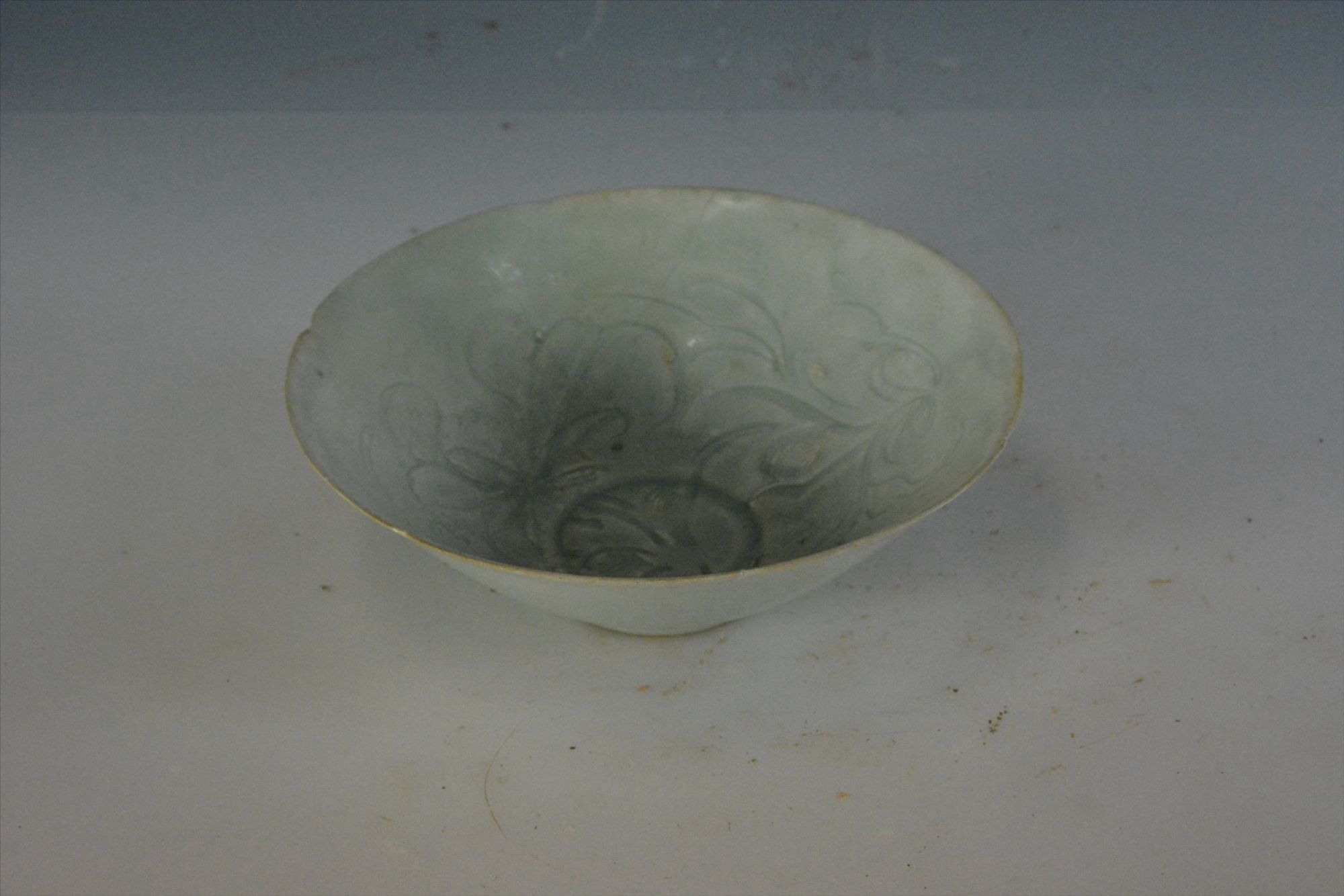 宋代青白釉刻划花葵口瓷碗