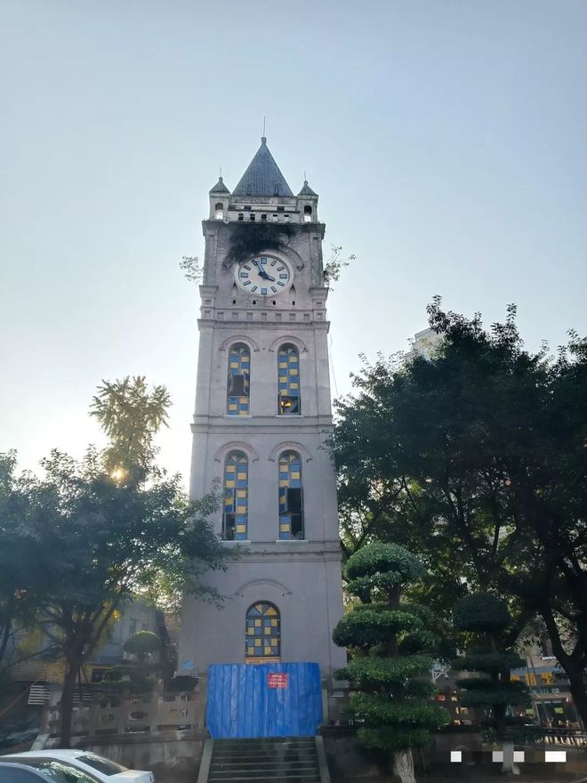 中鼓楼,位于四川省泸州市江阳区花园路8号,现建筑面积40