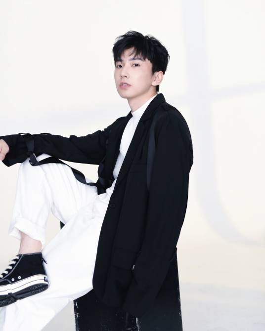 钟正 (Zheng Zhong) | 中国縦型ショートドラマ限定！俳優&女優図鑑