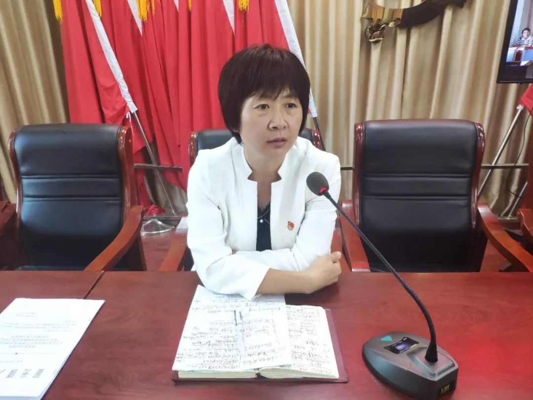  p data-id="gnb1u08f2c">薛峰,女,封丘县留光镇党委书记. /p>