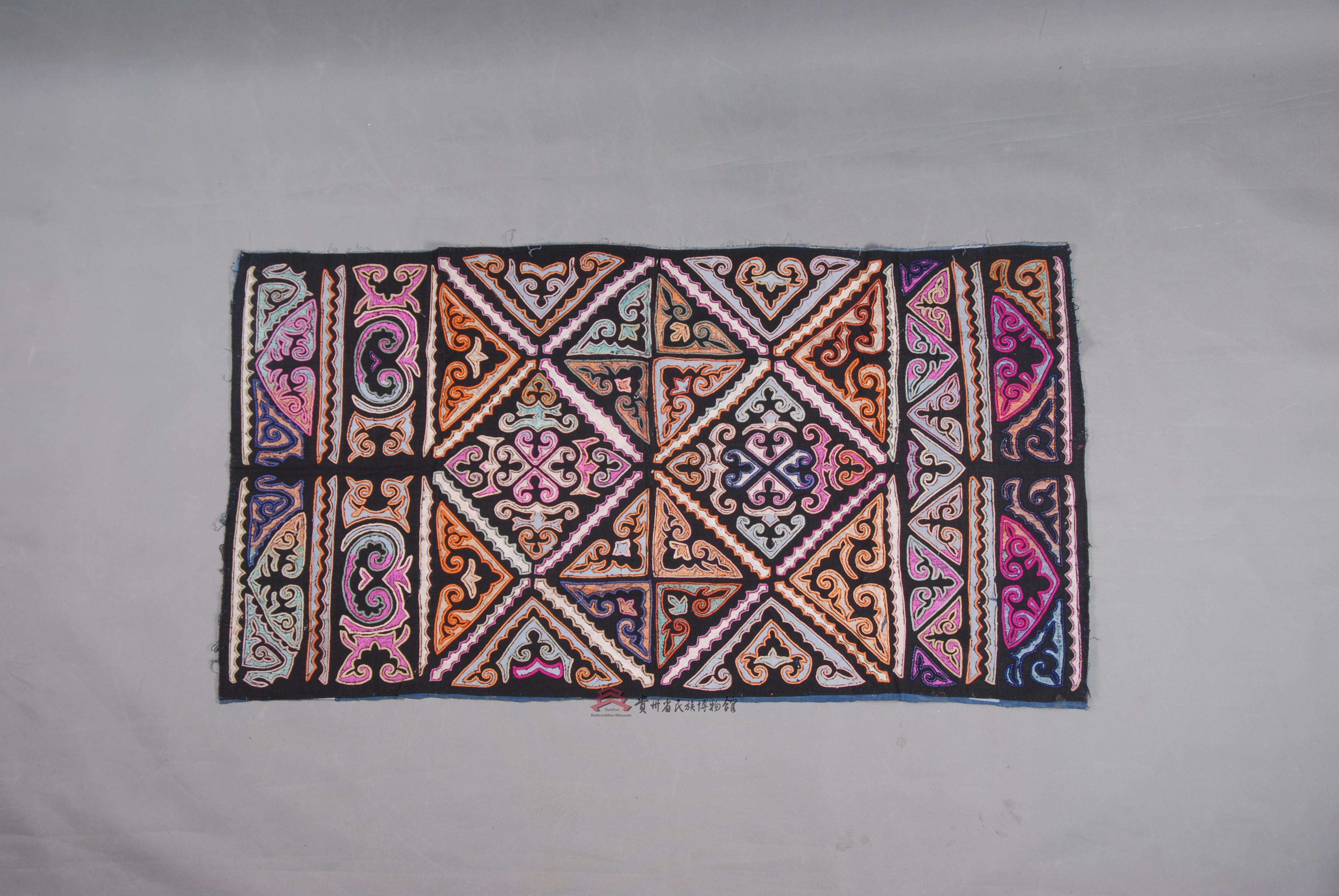 当代惠水布依族布贴蝴蝶纹被面