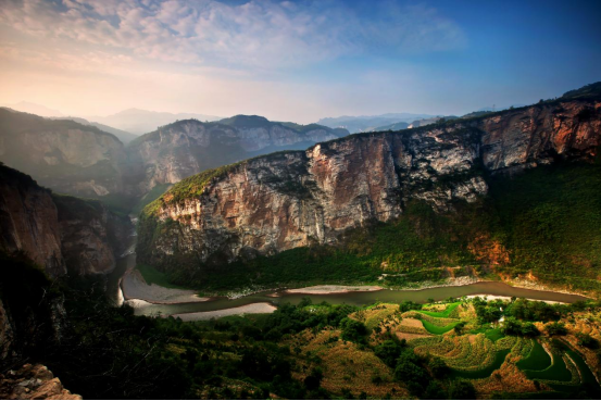 鸡鸣三省大峡谷