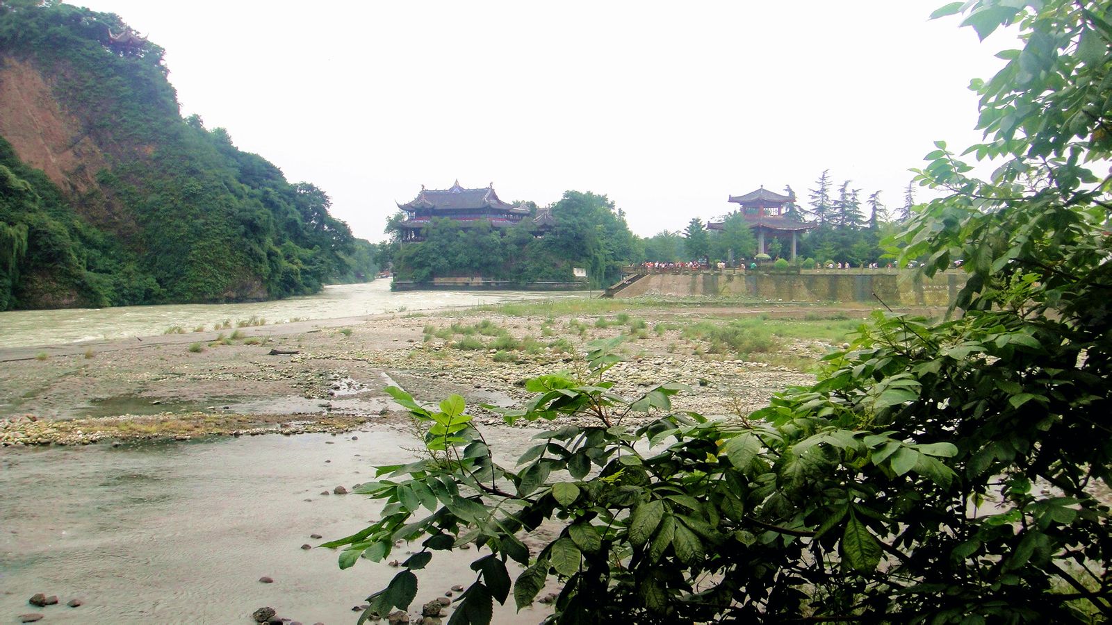  p>都江堰是世界文化遗产(2000年被 a target="_blank" href="/item