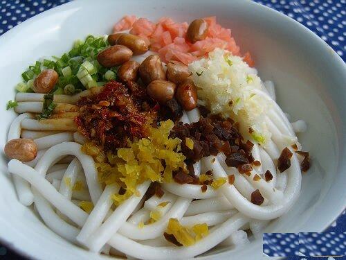  p>贵阳老素粉是一道地方小吃.粉凉爽滑,香辣爽口. /p>