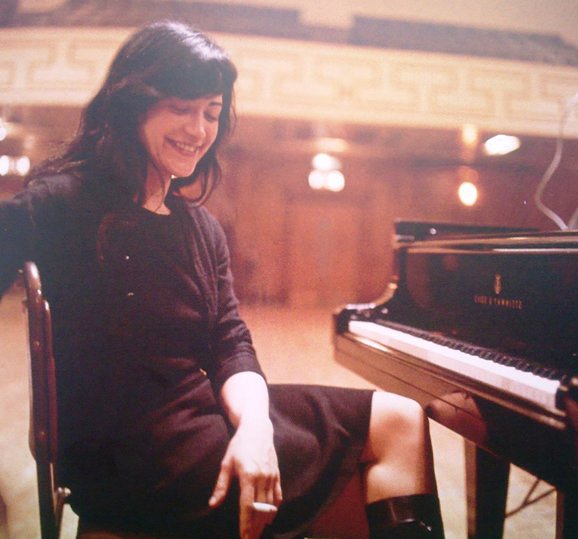 ">《c'mon miracle》是2004年5月10日发行的专辑,由弥拉演唱