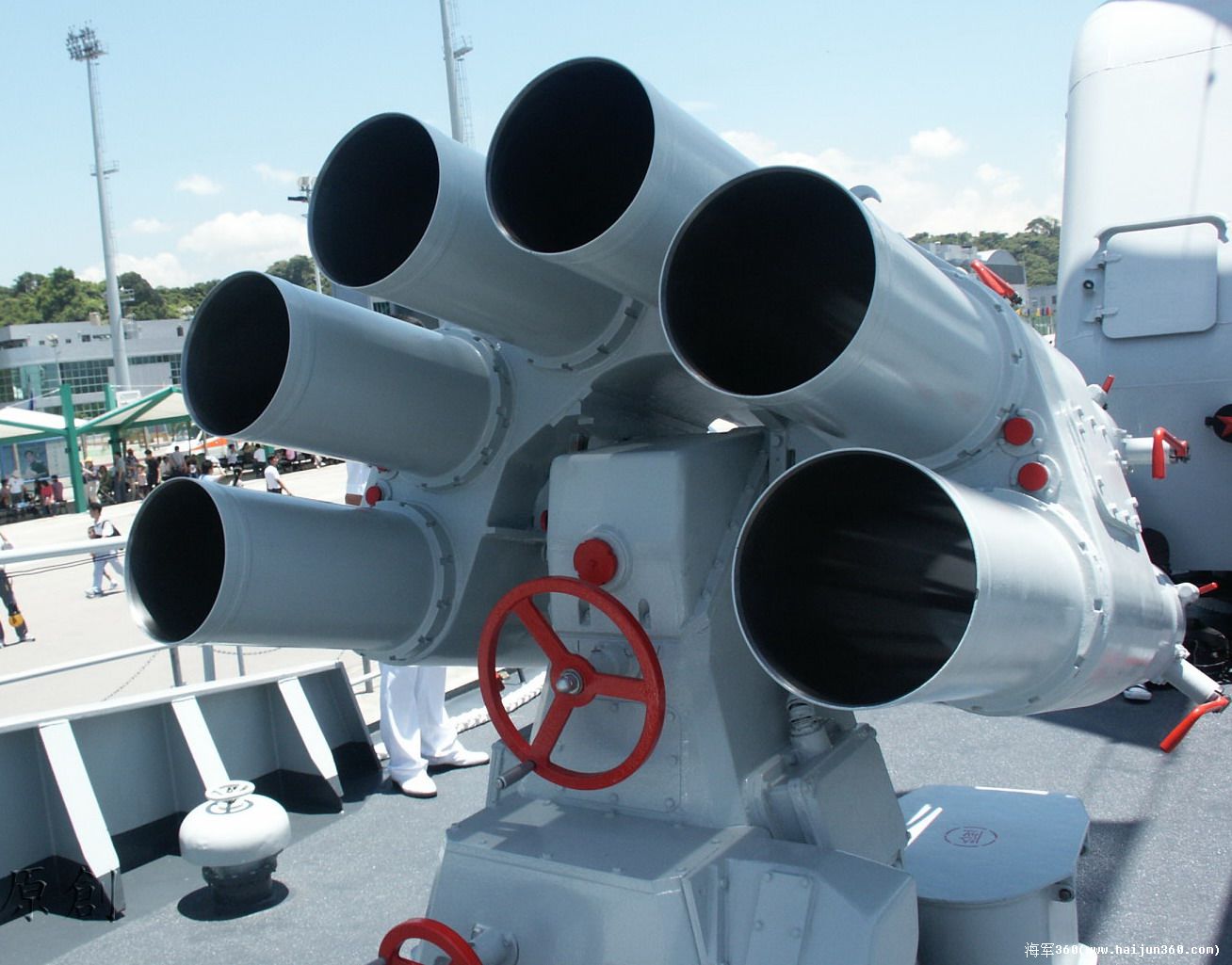 3200型6管反潜火箭深弹发射装置