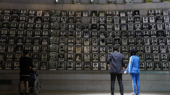  p>《26年》是根据取材自光州事件的韩国同名网络漫画改编的一部剧情