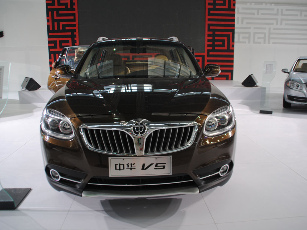  p>中华v5是中华汽车推出的首款suv车型,车头线条圆润,前保险杠非常