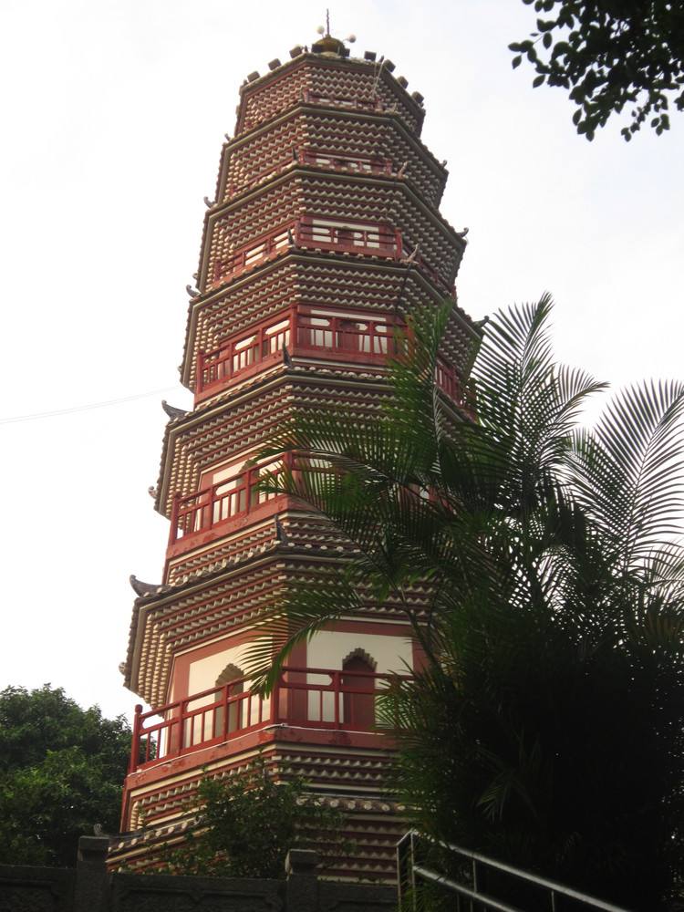 阜峰文笔是指山顶上的阜峰文塔, 它建于明代万历36年(公元1608年)