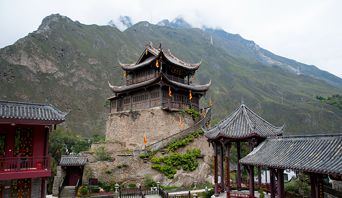 ">薛城镇是以羌为主的羌,藏,汉杂居区,位于四川省阿坝藏族羌族自治州