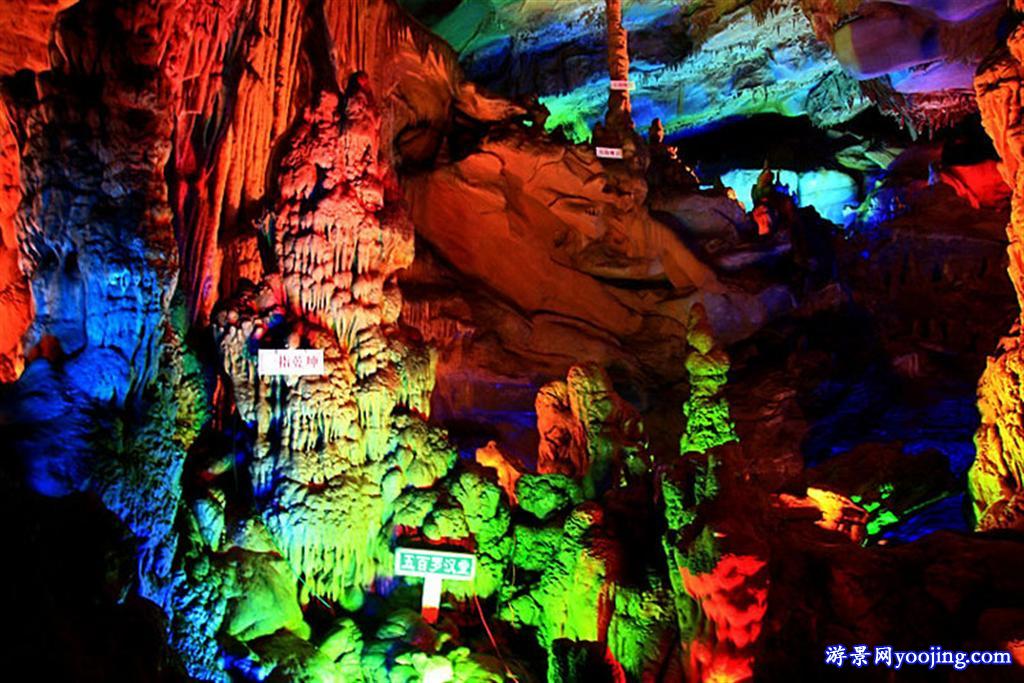 距德凤古城5公里,石龙山面积16平方公里,海拔500-600米,属八舟河景区