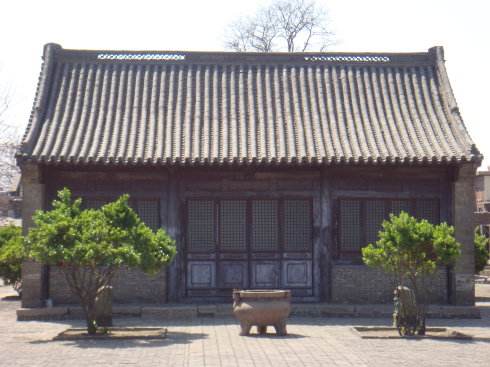  p>硬山是中国传统的建筑表现手法,是中国传统建筑双坡屋顶形式之一.