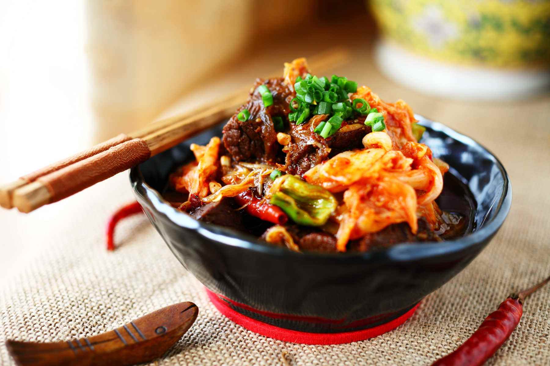  p>大白菜炖牛肉,是用红萝卜,大白菜,牛肉制作的美食. /p>