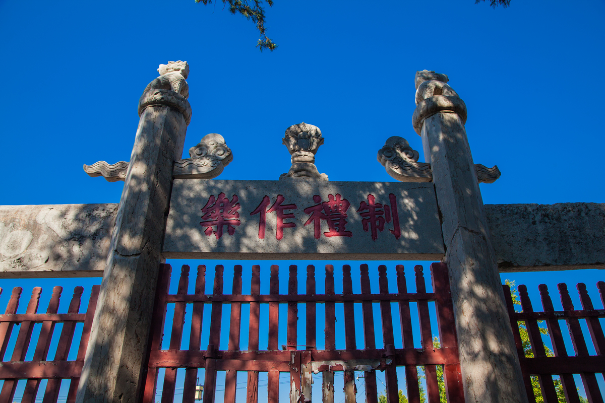 是祭祀周公的庙宇,位于山东省济宁市曲阜市鲁城街道周公庙居委