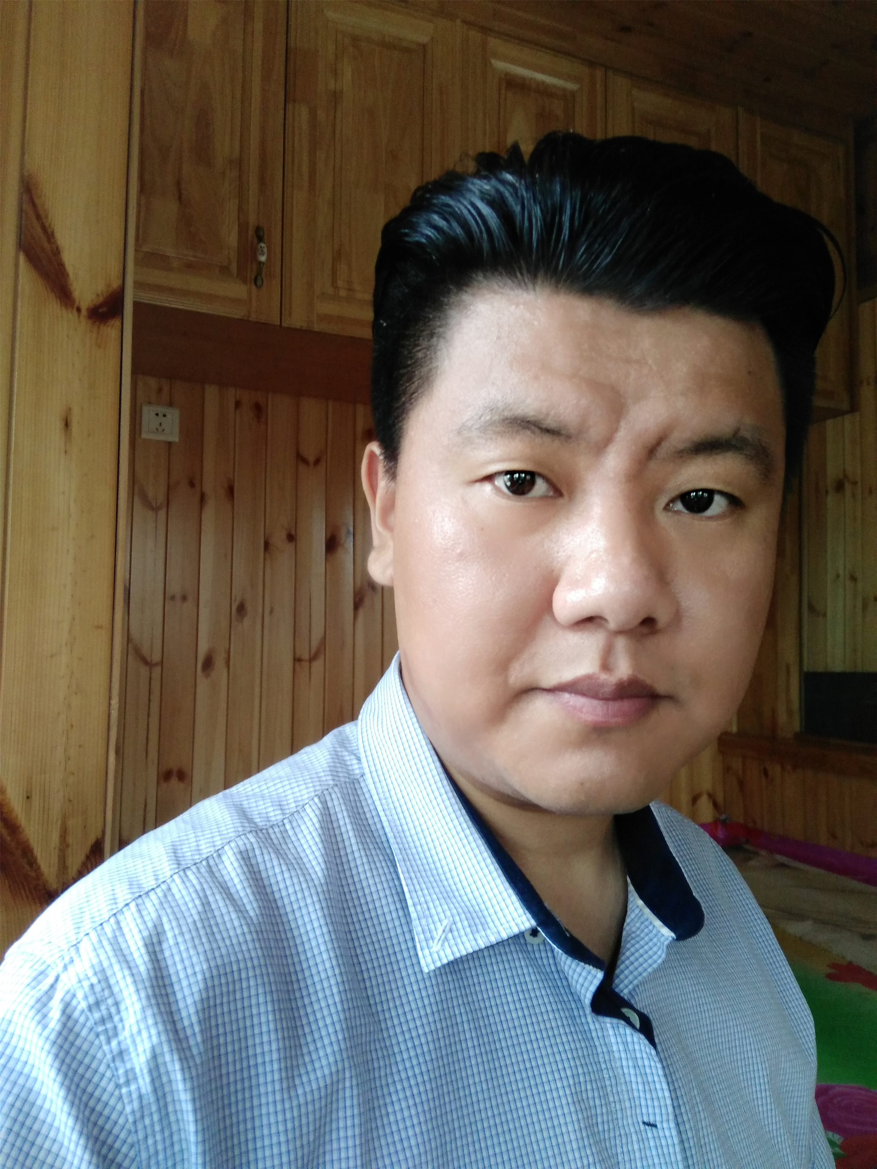  p data-id="gnb4lz1yny">刘津铭,原名刘禹辰,男,汉族.