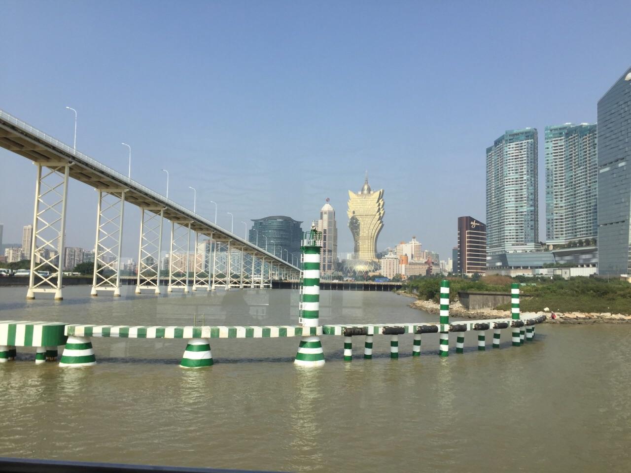  p>澳门环岛游是珠海市经典旅游项目,游客从湾仔旅游码头登上专业观光