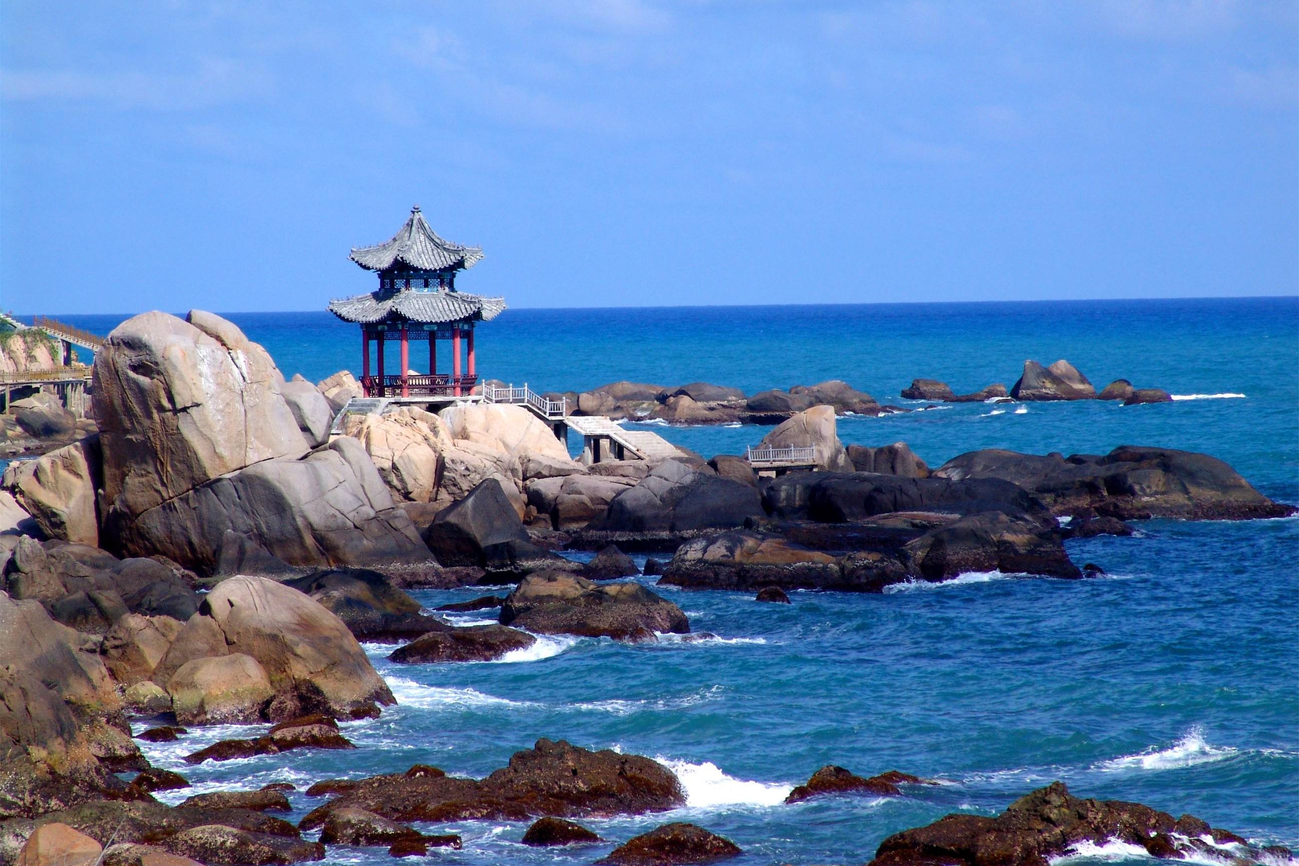 data-lemmaid="9374780">三亚市 /a>西南40公里处,是中国最南端的山