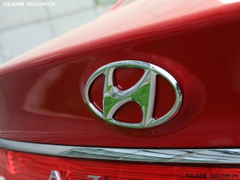  p>雅尊是韩国现代公司推出的前轮驱动模式高级轿车,从1986年开始生产