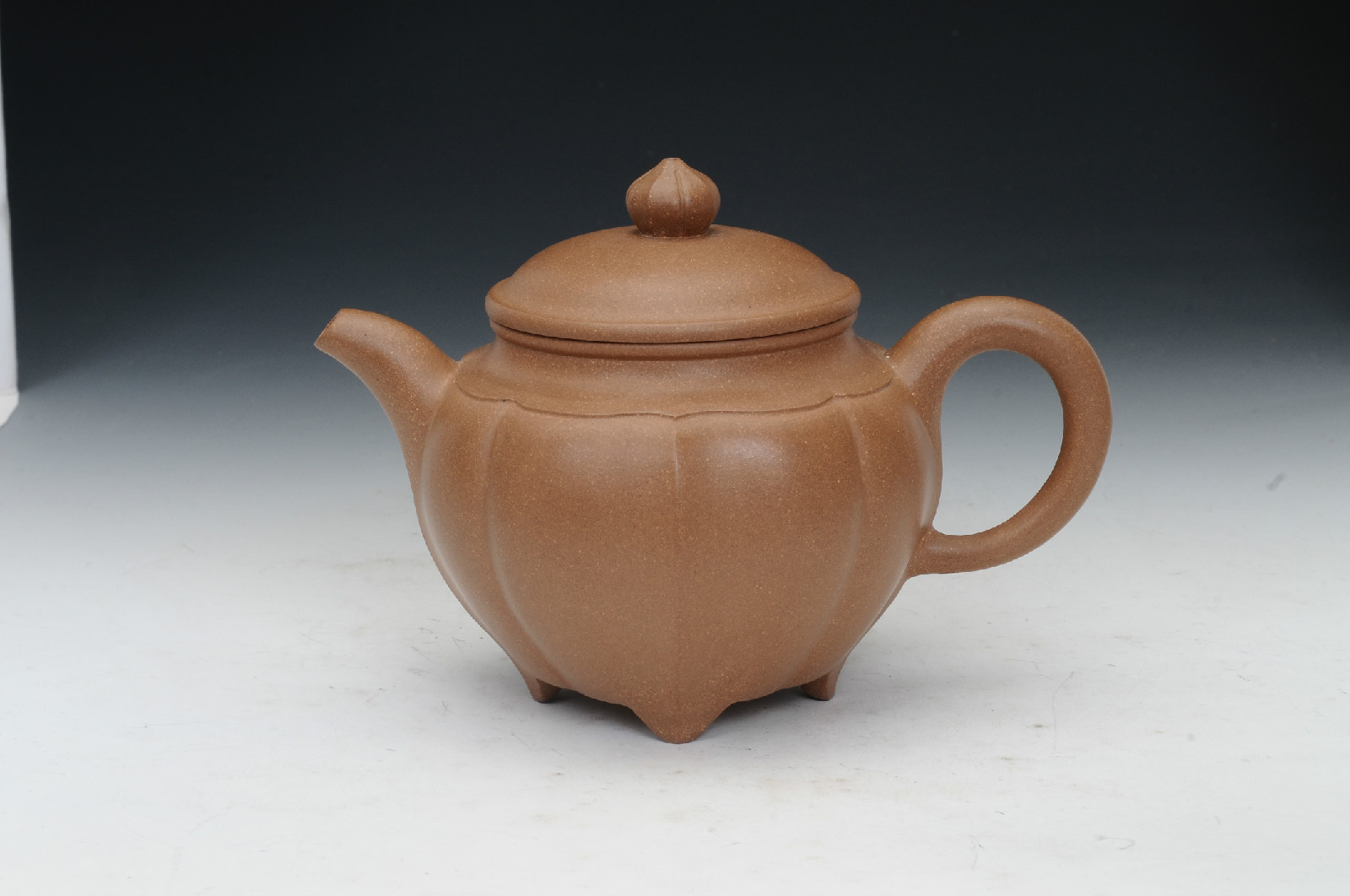  p>范丽静,国家工艺美术师,优秀青年陶艺家,范家壶庄成员,龙德堂艺术